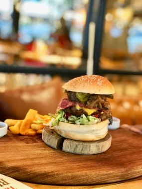 Karamelize soğan restoranda hamburger. Fast food.