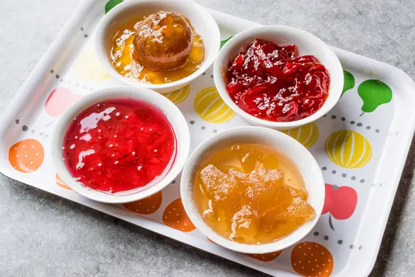 Verschiedene Marmeladen Und Marmeladen Rosen Paprika Mandarinen Und Zitronenschale Kleinen — Stockfoto