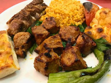 Kuzu kebap şiş Bulgur Pirinç Pilav ile servis / pilav. Geleneksel et gıda.
