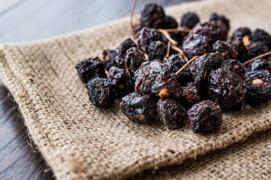 Yığını Sack üzerinde kurutulmuş kiraz yemeye hazır. Organik gıda.