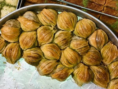 Yeşil fıstık tozu ve tereyağı krema ile Türk Midye Baklava (midye şekil Baklava). Geleneksel tatlı.