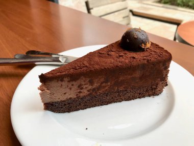 Trüf çikolata pasta dilimi Cafe'de servis. Organik tatlı.