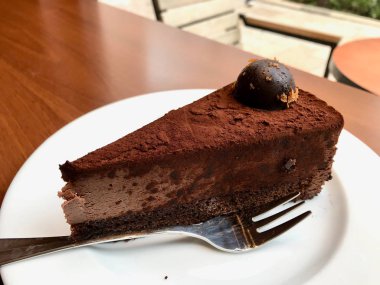 Trüf çikolata pasta dilimi Cafe'de servis. Organik tatlı.