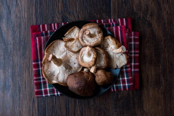 Shiitake Gomba Fekete Nyomólapra Sötét Felületre Bioélelmiszerek — Stock Fotó