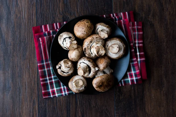 Portobello Raw Cremini Mushrooms Black Plate Органические Продукты Питания — стоковое фото