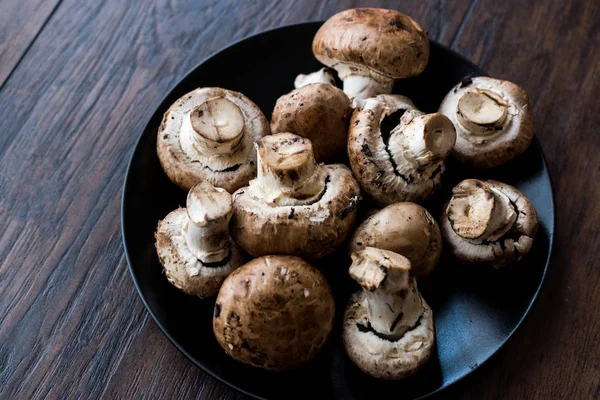 Portobello Raw Cremini Mushrooms Black Plate Organic Food — Stock Photo, Image