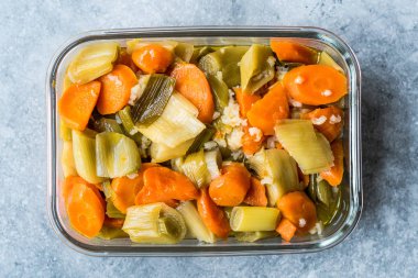 Zeytinyağlı Pırasa yemek / bahar salatası. Geleneksel organik gıda.