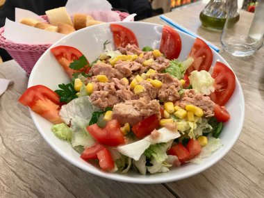 Ton balıklı salata domates ile Restaurant, hizmet.