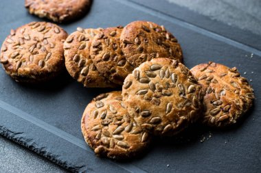 Yulaf ezmeli kurabiye ile ayçiçeği tohumu / çekirdek tohum için Ketogenic veya Keto diyet. Organik gıda.