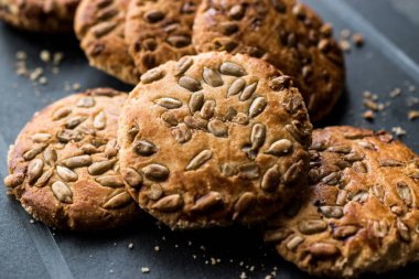 Yulaf ezmeli kurabiye ile ayçiçeği tohumu / çekirdek tohum için Ketogenic veya Keto diyet. Organik gıda.