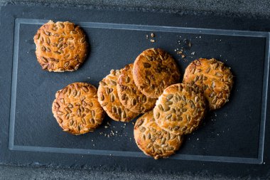 Yulaf ezmeli kurabiye ile ayçiçeği tohumu / çekirdek tohum için Ketogenic veya Keto diyet. Organik gıda.