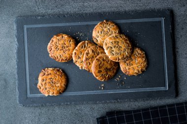 Yulaf ezmeli kurabiye ile ayçiçeği tohumu / çekirdek tohum için Ketogenic veya Keto diyet. Organik gıda.