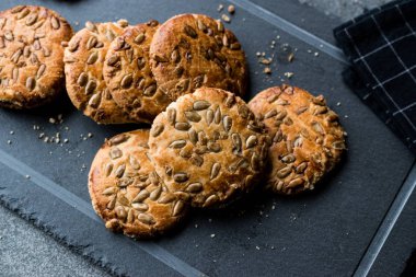 Yulaf ezmeli kurabiye ile ayçiçeği tohumu / çekirdek tohum için Ketogenic veya Keto diyet. Organik gıda.