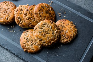 Yulaf ezmeli kurabiye ile ayçiçeği tohumu / çekirdek tohum için Ketogenic veya Keto diyet. Organik gıda.
