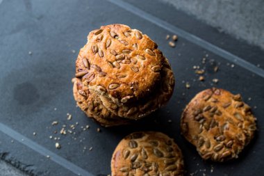 Yulaf ezmeli kurabiye ile ayçiçeği tohumu / çekirdek tohum için Ketogenic veya Keto diyet. Organik gıda.