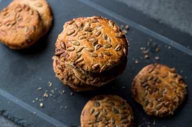 Yulaf ezmeli kurabiye ile ayçiçeği tohumu / çekirdek tohum için Ketogenic veya Keto diyet. Organik gıda.