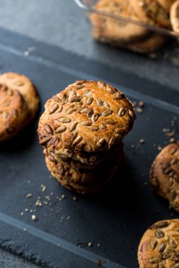 Yulaf ezmeli kurabiye ile ayçiçeği tohumu / çekirdek tohum için Ketogenic veya Keto diyet. Organik gıda.