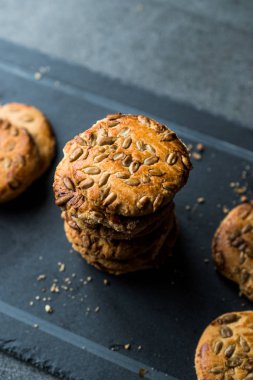 Yulaf ezmeli kurabiye ile ayçiçeği tohumu / çekirdek tohum için Ketogenic veya Keto diyet. Organik gıda.