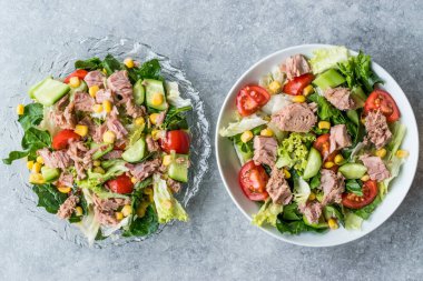 Ton balıklı salata marul, domates, salatalık ve Mısır ile balık. Organik taze yiyecek.