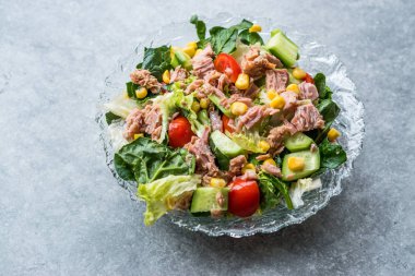 Ton balıklı salata marul, domates, salatalık ve Mısır ile balık. Organik taze yiyecek.