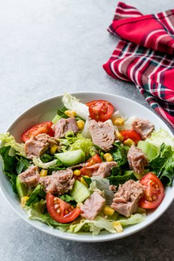 Ton balıklı salata marul, domates, salatalık ve Mısır ile balık. Organik taze yiyecek.
