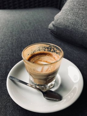 Cam Picolo Latte kahve kanepe / Cortado. Organik içecek.