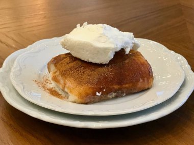 Türk geleneksel tatlı Kazandibi / tereyağı krema pudingle sütü. Organik gıda.