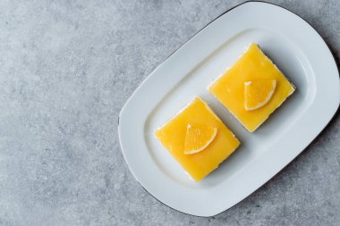 Kare dilimi portakal Mascarpone Quark pasta. Tatlı kavramı.
