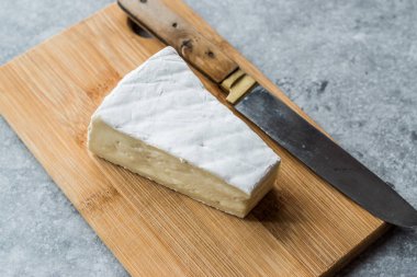 Bütün Brie peyniri ahşap tahta üzerinde / Camembert peyniri. Organik geleneksel gıda.