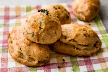 Dereotu ile tuzlu Türk pasta / kuru fasulye. Geleneksel ekmek.