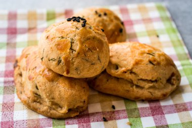 Dereotu ile tuzlu Türk pasta / kuru fasulye. Geleneksel ekmek.
