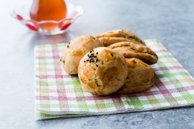 Dereotu ve geleneksel Türk çayı ile tuzlu hamur Türk işi. Organik ekmek.