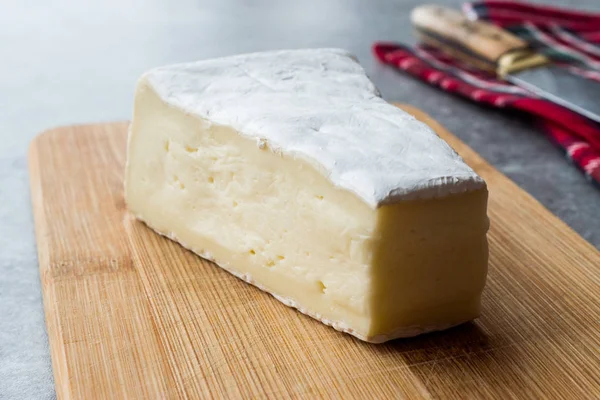 Queso Brie Entero Sobre Tabla Madera Queso Camembert Alimento Tradicional —  Fotos de Stock