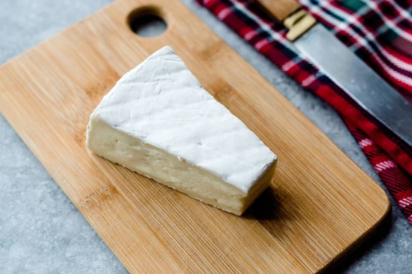 Celý Hermelín Dřevěné Desce Sýr Camembert Tradiční Biopotravin — Stock fotografie