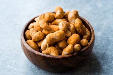 Ahşap kase Taco baharat soslu baharatlı kaju. Organik gıda.