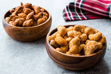 Barbekü sosu ve ahşap kase Taco baharat ile baharatlı kaju fıstığı ile badem fındık. Organik gıda.