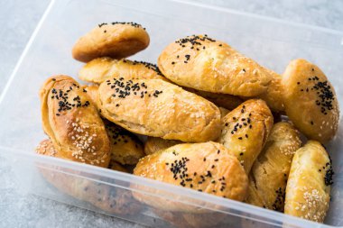 Ev yapımı Türk pasta kuru fasulye kimyon tohumu ile / siyah susam ve peynir plastik kutu / kapsayıcı veya paket. Geleneksel ekmek yemek.