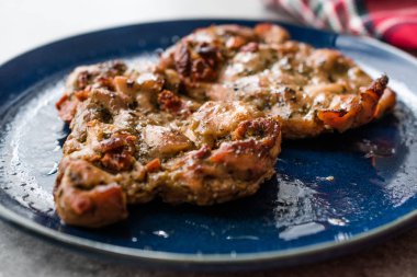 Sulu tavuk uyluk kekik, soğan ve kurutulmuş domates soslu. Organik gıda.