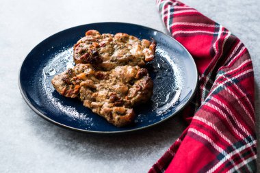 Sulu tavuk uyluk kekik, soğan ve kurutulmuş domates soslu. Organik gıda.
