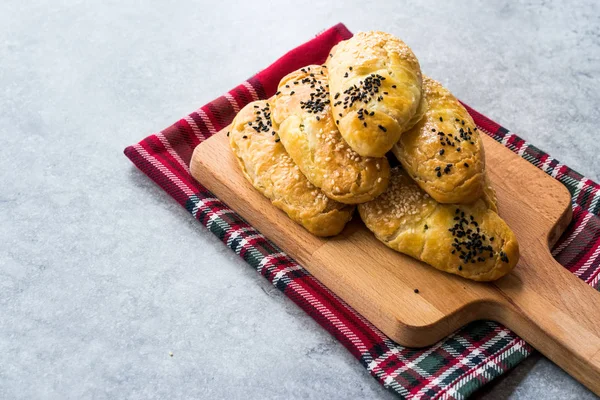 Hausgemachtes Türkisches Gebäck Pogaca Mit Kreuzkümmel Schwarzem Sesam Und Käse — Stockfoto