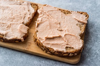 Ton balığı krem yapıştırın ahşap tahta üzerinde tost ekmeği ile / kremalı balık Pate. Deniz ürünleri.