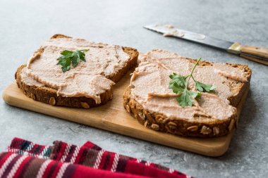 Ton balığı krem yapıştırın ahşap tahta üzerinde tost ekmeği ile / kremalı balık Pate. Deniz ürünleri.