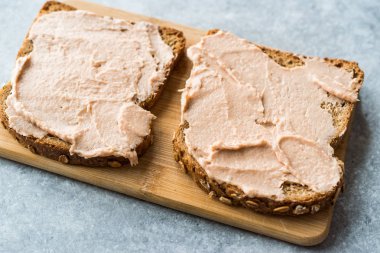 Ton balığı krem yapıştırın ahşap tahta üzerinde tost ekmeği ile / kremalı balık Pate. Deniz ürünleri.