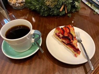 Damson erikli Kek Tart hizmet kahve dükkanında / ahşap yüzey üzerinde Noel kavramı.