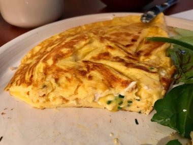 Krem peynir ve Chives ile omlet Restaurant, hizmet. Organik gıda.