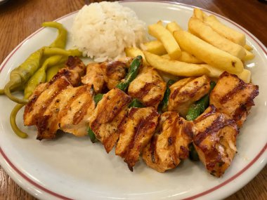 Pirinç Pilav veya pilav ile Türk Tavuk Kebabı. / Şiş Kebap Restaurant, hizmet. Geleneksel gıda.