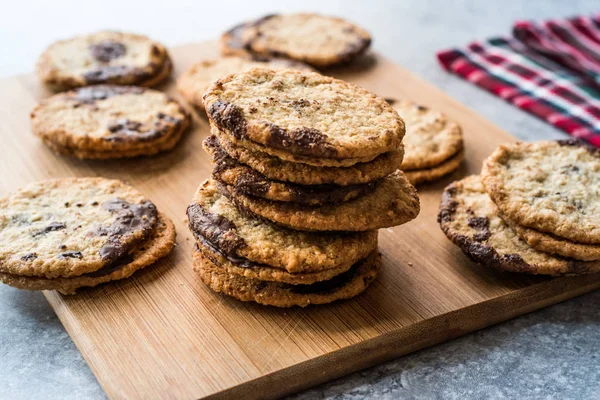 经典的瑞典燕麦片饼干与巧克力在木板上 传统有机食品 — 图库照片