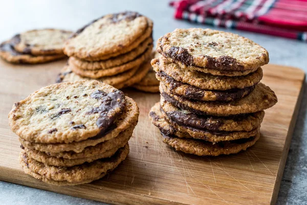 Klassiska Svenska Havremjöl Kakor Med Choklad Träskiva Traditionella Ekologiska Livsmedel — Stockfoto