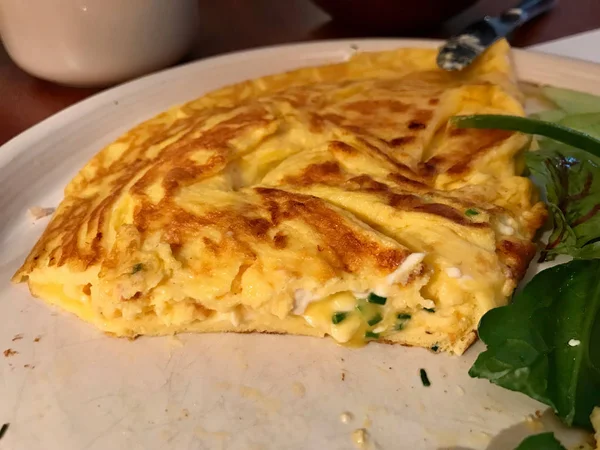 Restaurante Sirve Tortilla Con Queso Crema Chives Alimentos Ecológicos — Foto de Stock