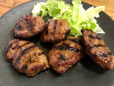 Türk köfte köfte veya köfte ile siyah plaka servis. Geleneksel gıda.